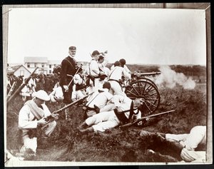 Kopifotografi av et tidligere bilde av soldater fra New York Naval Reserves involvert i en falsk kamp med våpen og kanoner, Fishers Island, New York, 1917 (sølv gelatintrykk)